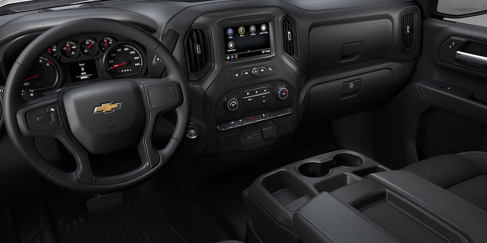 Chevrolet Silverado Turbo 2024, camioneta de trabajo con volante estándar y pantalla táctil de 7 pulgadas